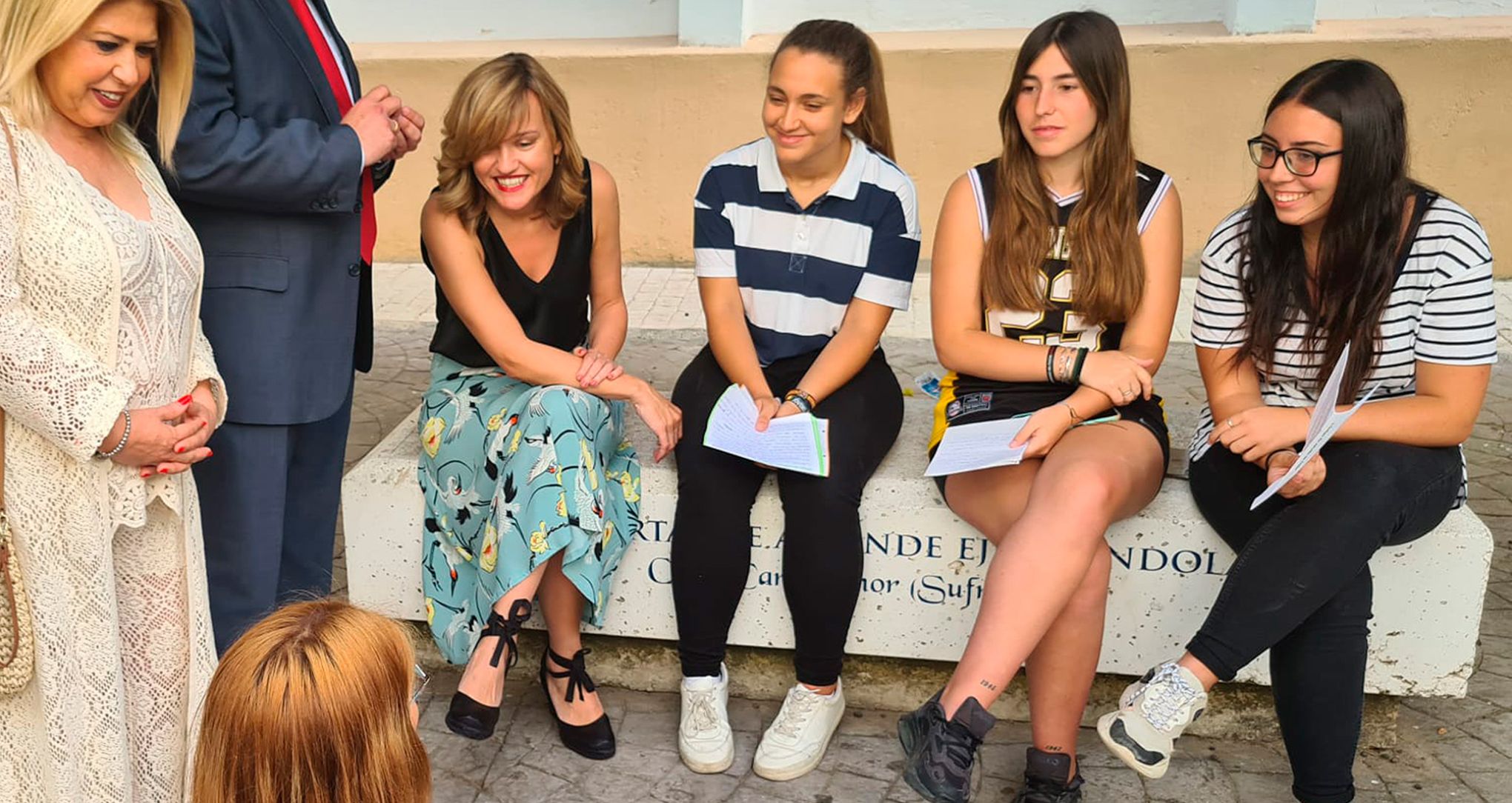 La ministra Pilar Alegría con alumnas del IES Padre Luis Coloma