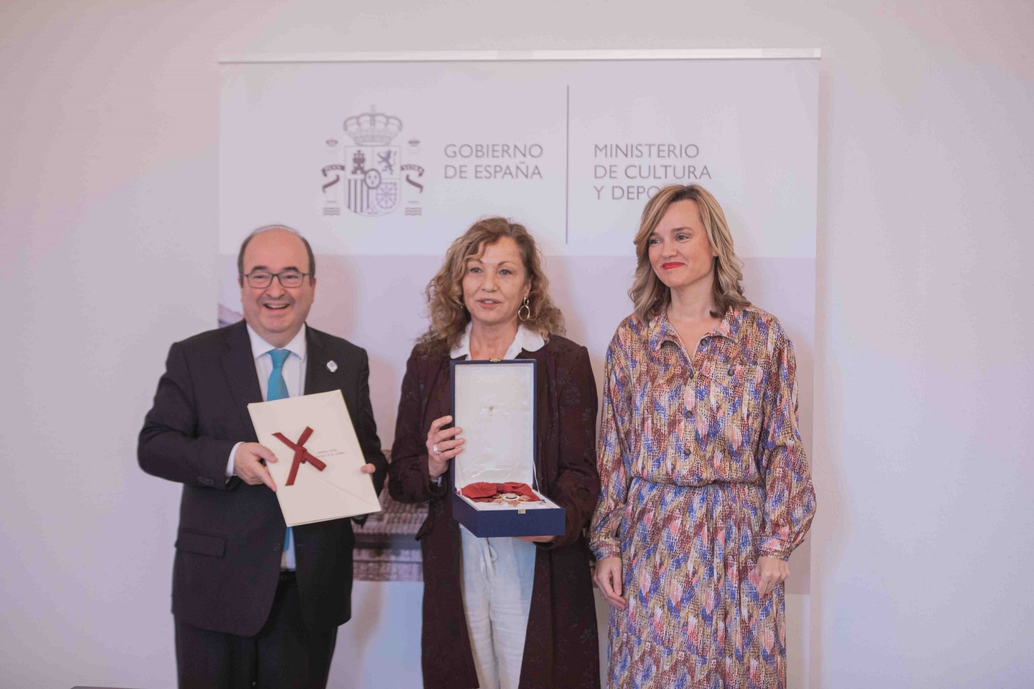 La ministra Pilar Alegría y el ministro Miquel Iceta junto a la viuda de Carlos Saura, Eulalia Ramón