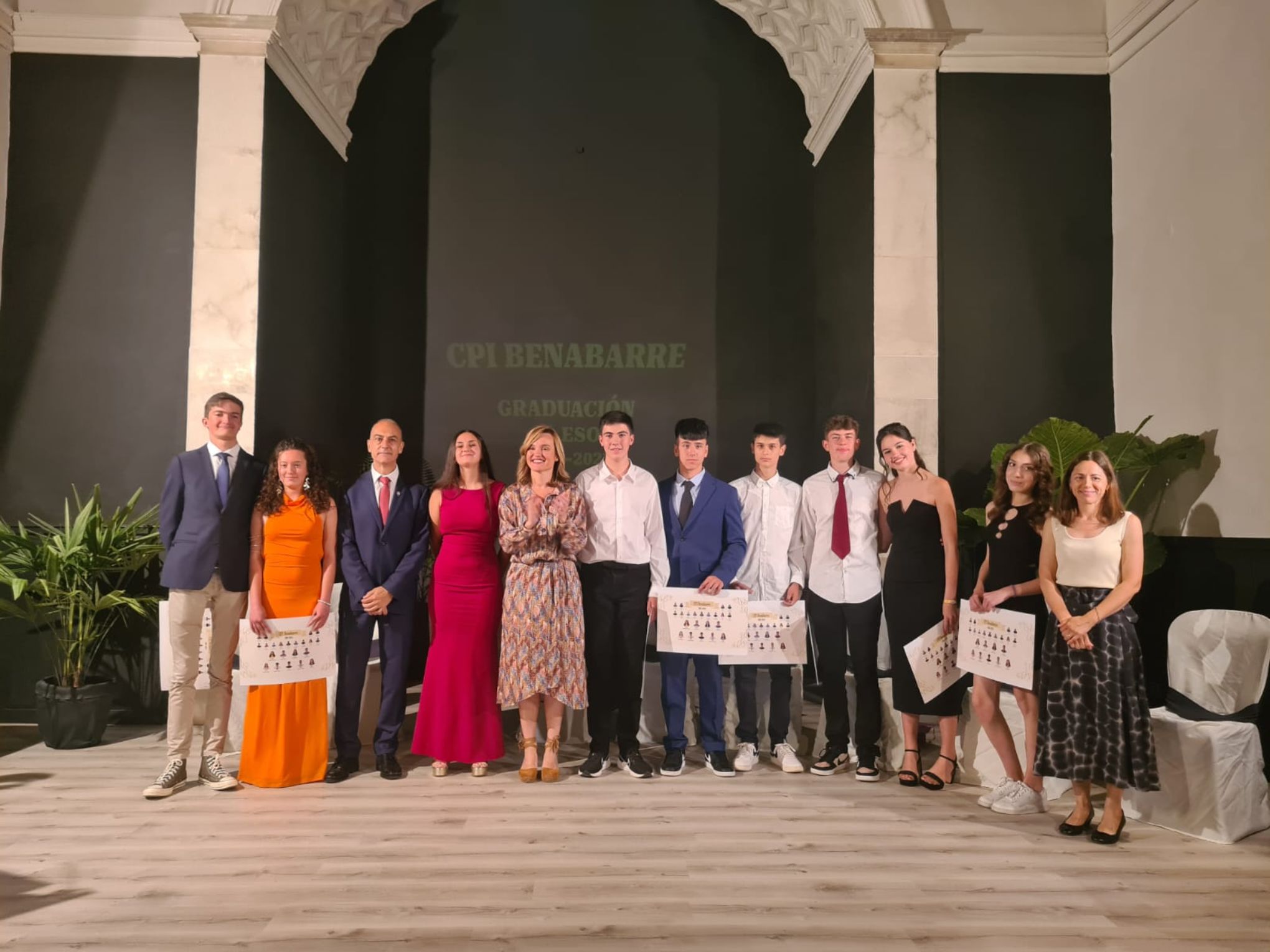 La ministra con la primera promoción de graduados de la ESO de Benabarre