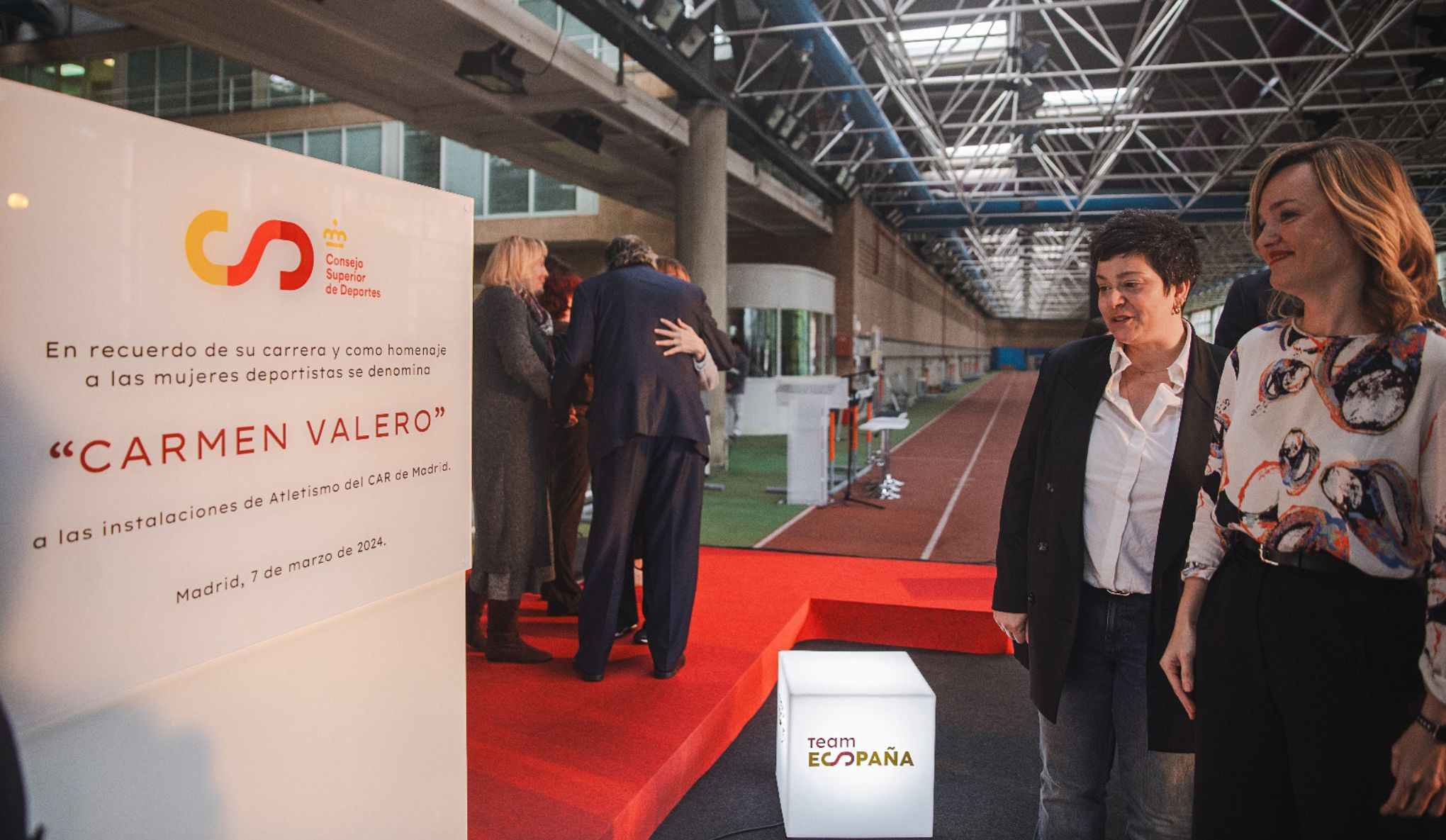 La ministra Pilar Alegría junto a la hija de Carmen Valero, Carmen Mellado Valero