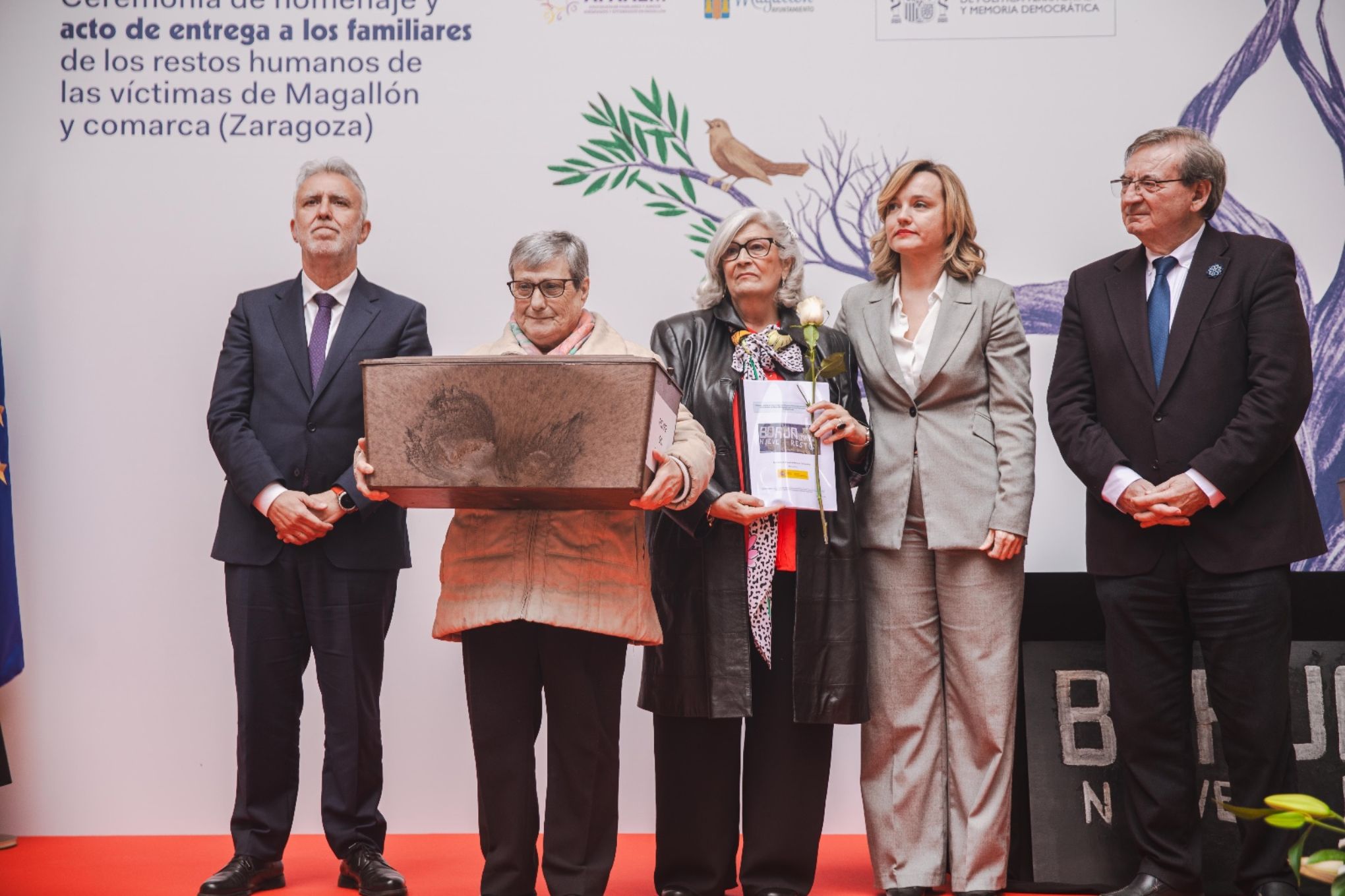 Los ministros Alegría y Torres entregan en Magallón (Zaragoza) los restos localizados en Cuelgamuros de 17 víctimas de la Guerra