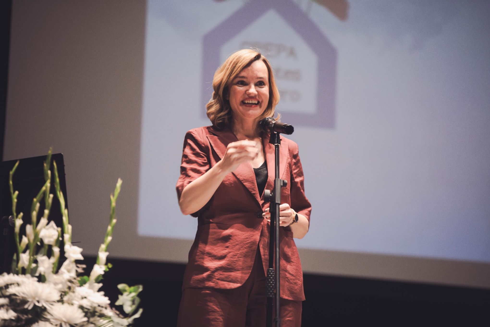 Pilar Alegría ensalza la labor de los centros de adultos como motor de convivencia y creación de vínculos