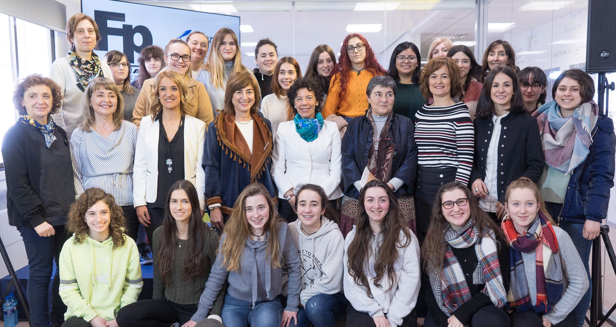 Foto de familia en el centro de Formación Profesional Superior Elorrieta-Erreka Mari (Bilbao)