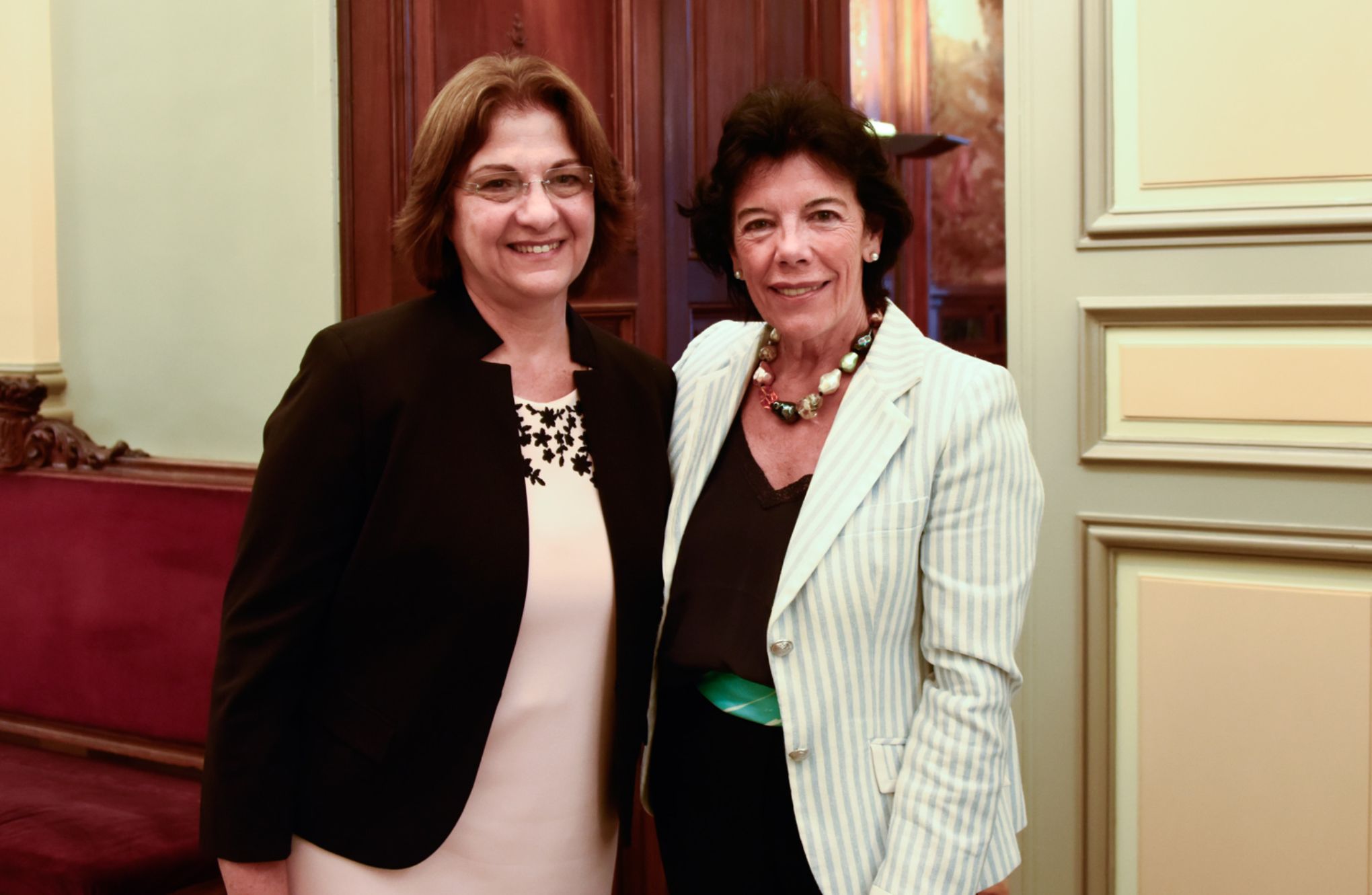 Karla Hananía de Varela (izq.) e Isabel Celaá (drcha.) durante su reunión.