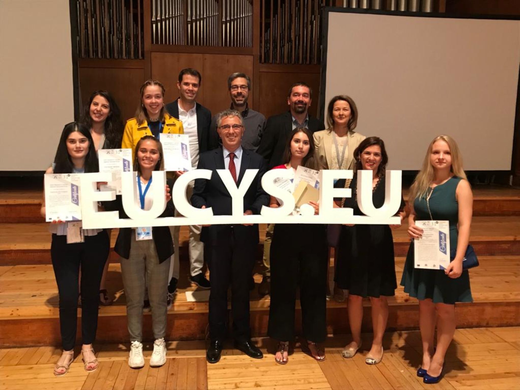 Estudiantes premiadas en los EUCYS.