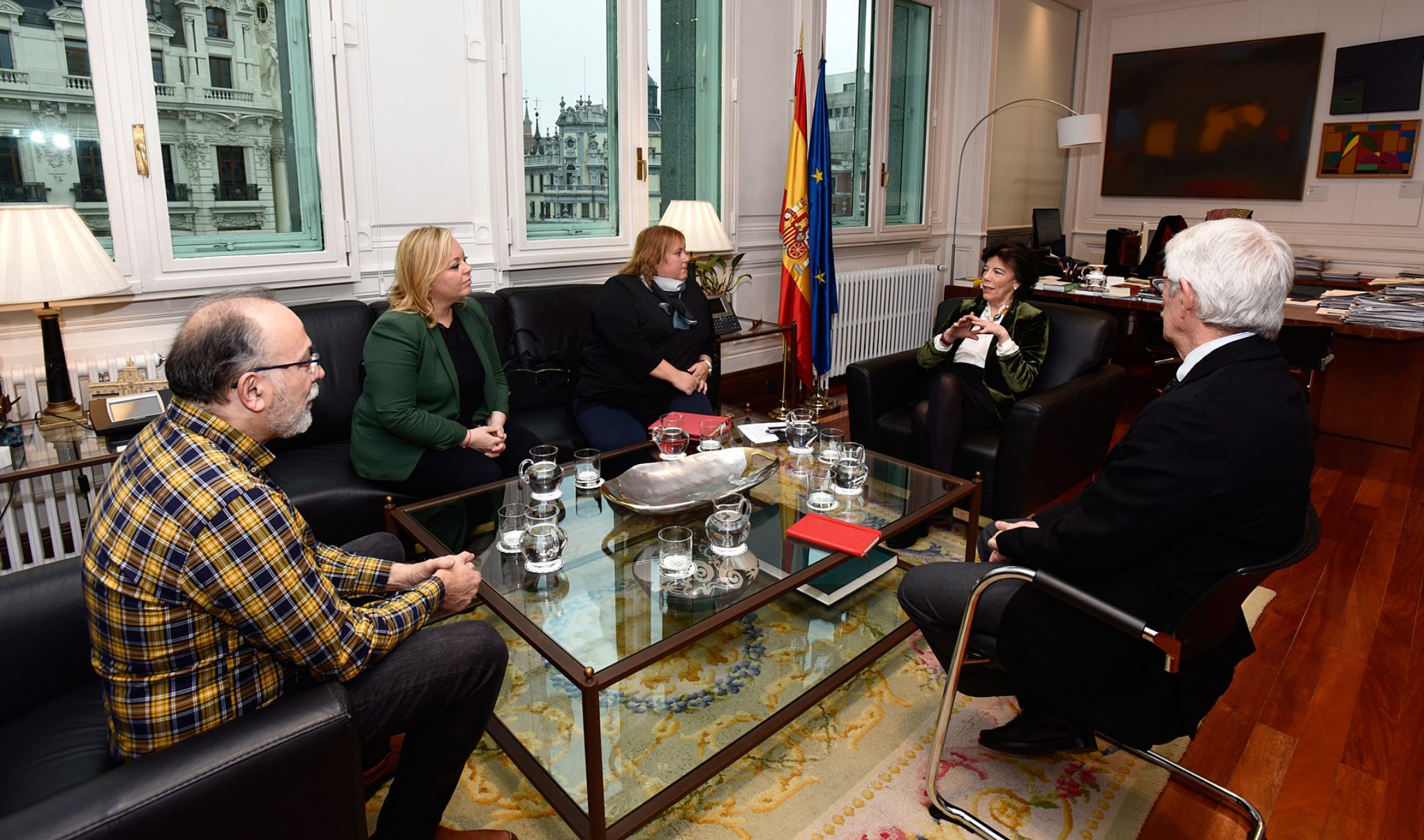 La ministra, Isabel Celaá, junto al secretario de Estado de Educación, Alejandro Tiana, y los representantes de CEAPA.