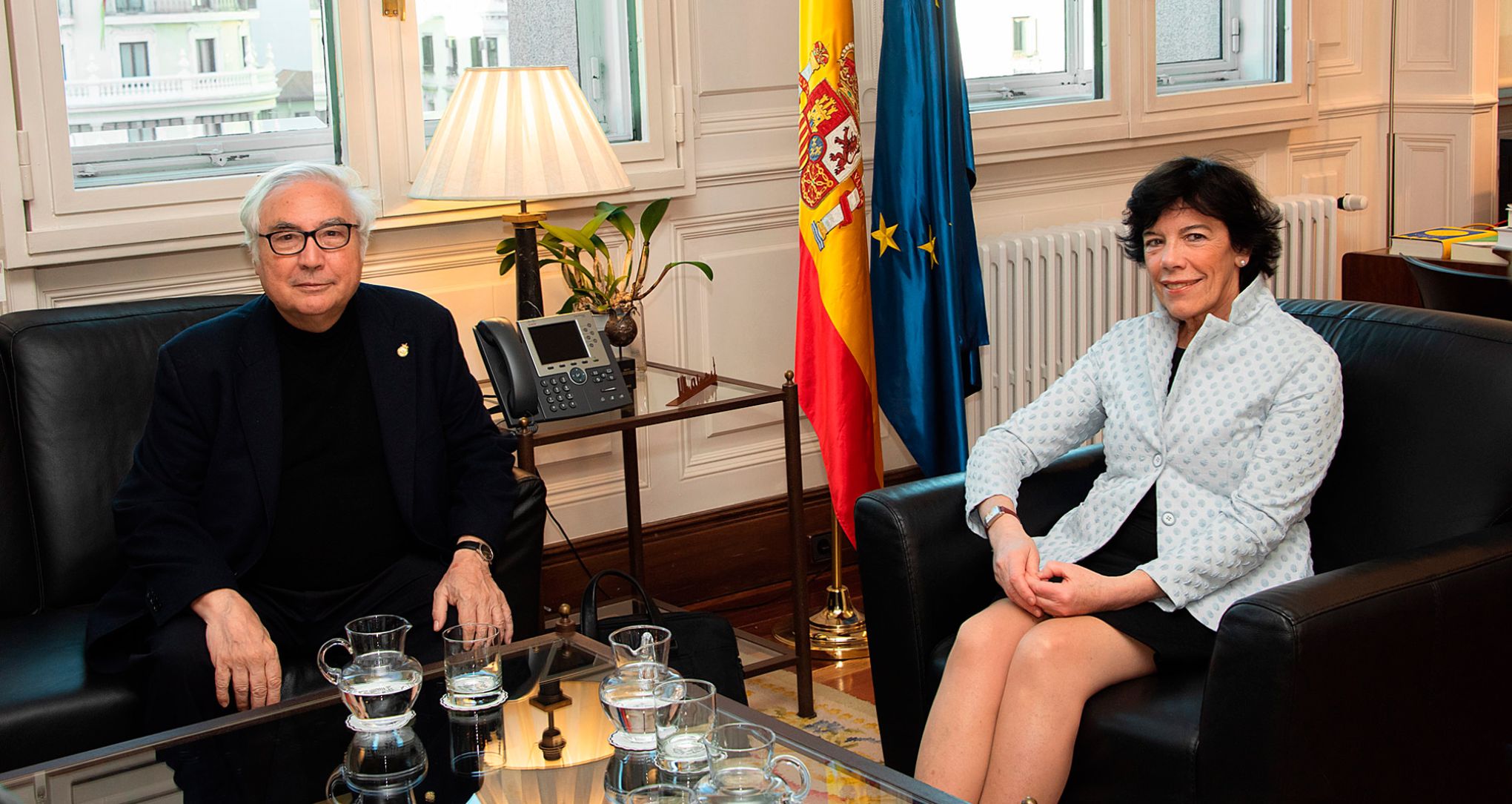 Manuel Castells e Isabel Celaá durante su reunión.
