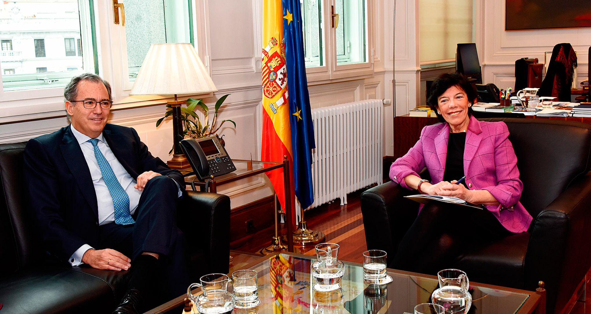 Isabel Celaá y Enrique Ossorio durante su encuentro.