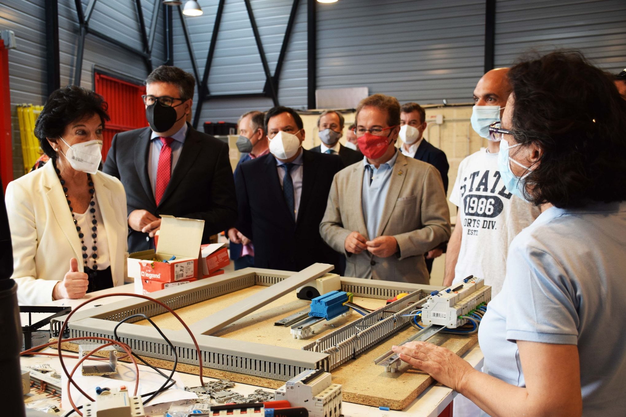 Isabel Celaá durante la visita al centro de la Fundación Laboral