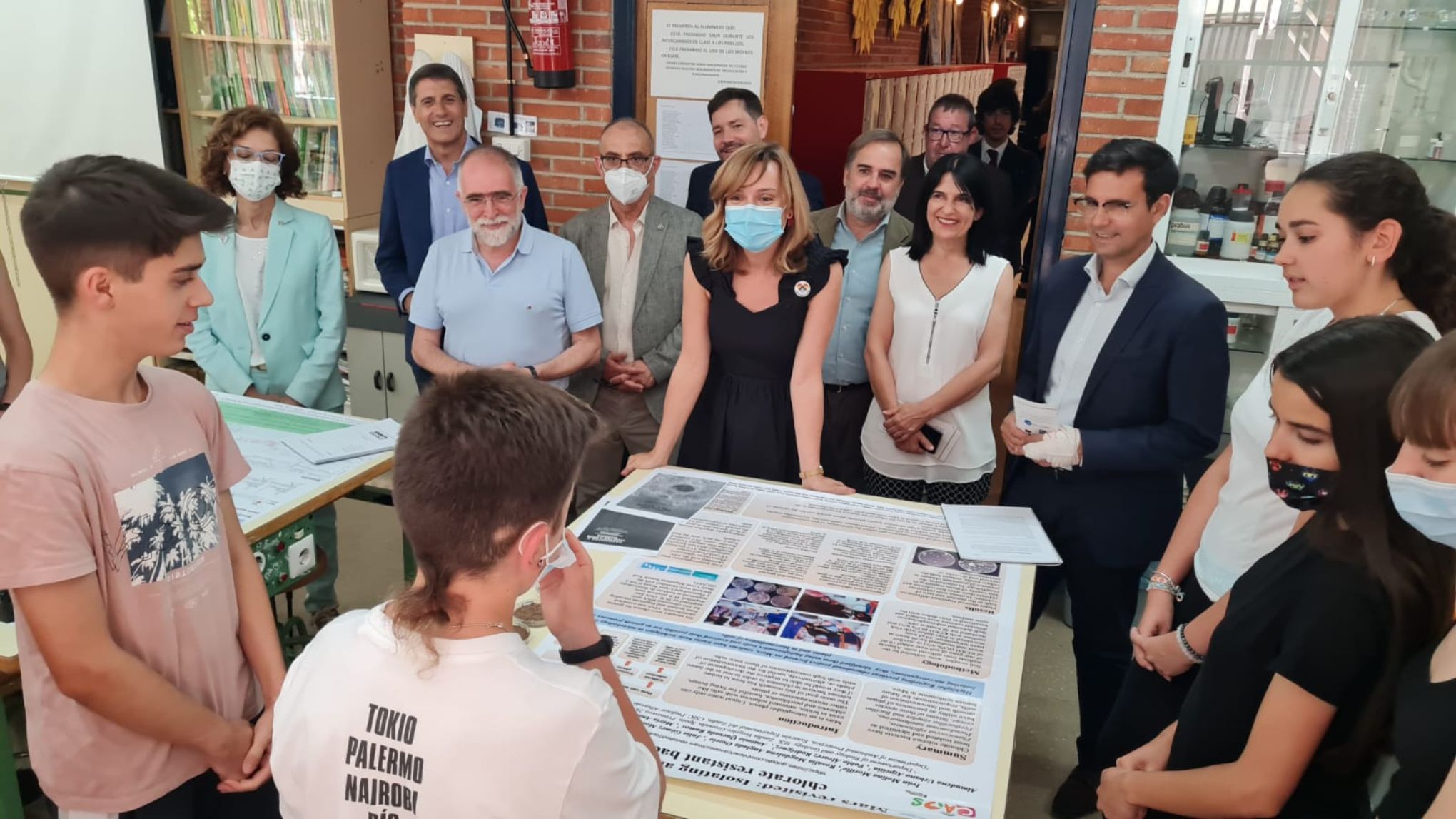 La ministra de Educación y Formación Profesional, Pilar Alegría, en el IES Zaidín Vergeles.