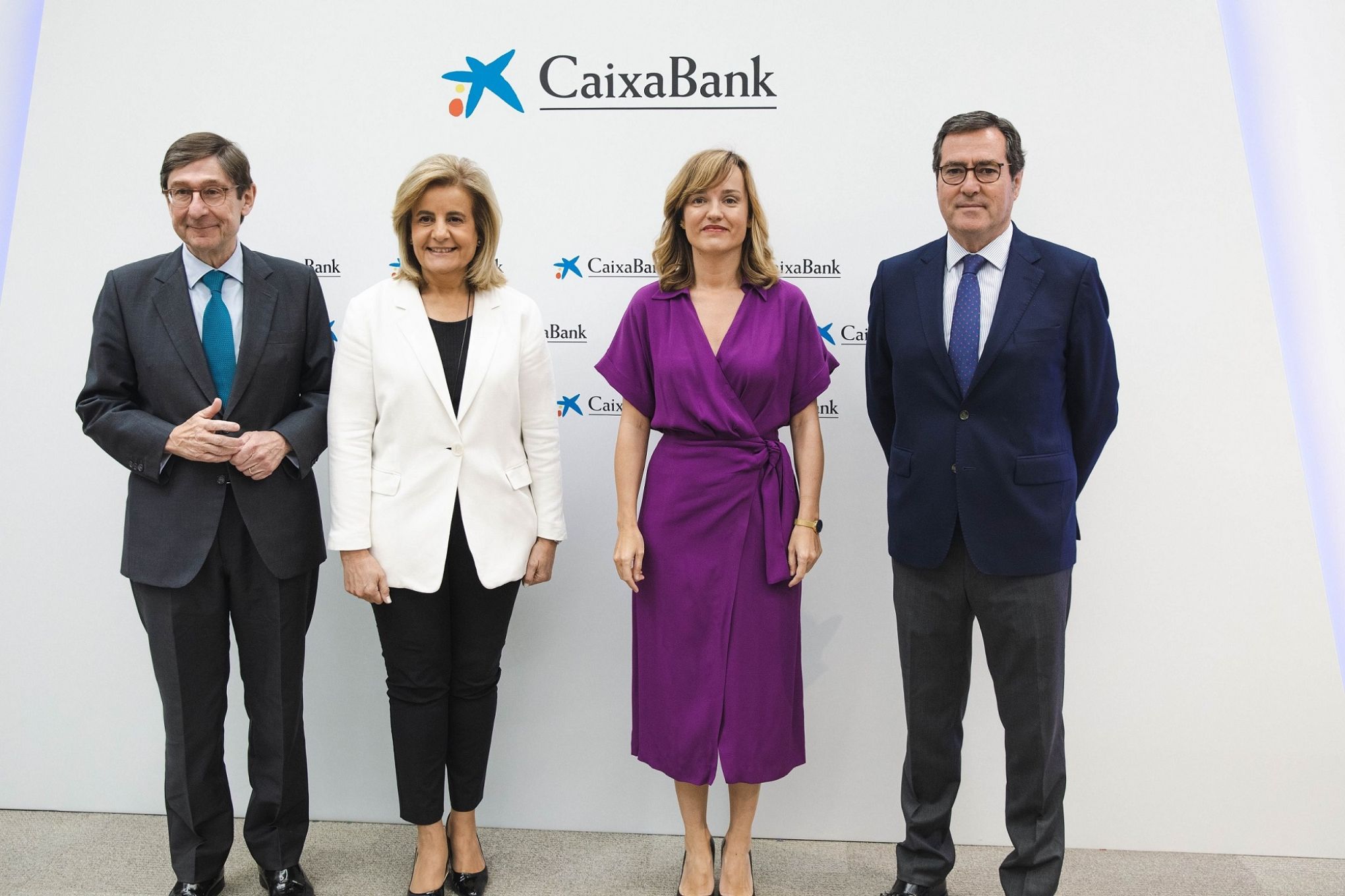 La ministra Pilar Alegría en la presentación del estudio de CaixaBank Dualiza