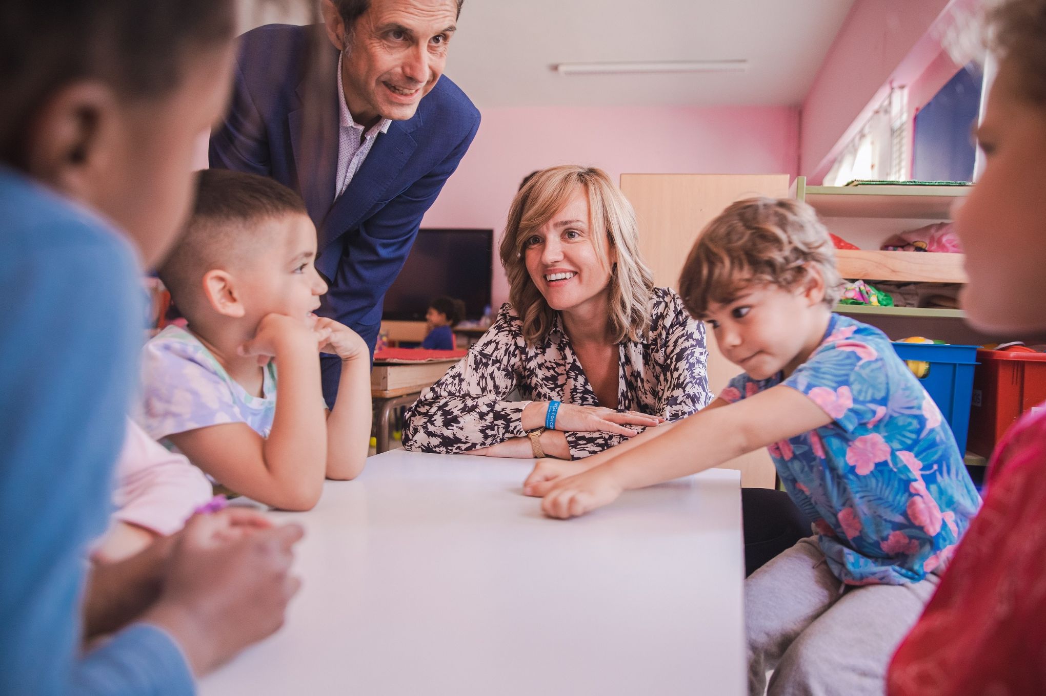 La ministra Pilar Alegría con alumnos y alumnas del CEIP 'Juan de Austria' de Alcalá de Henares