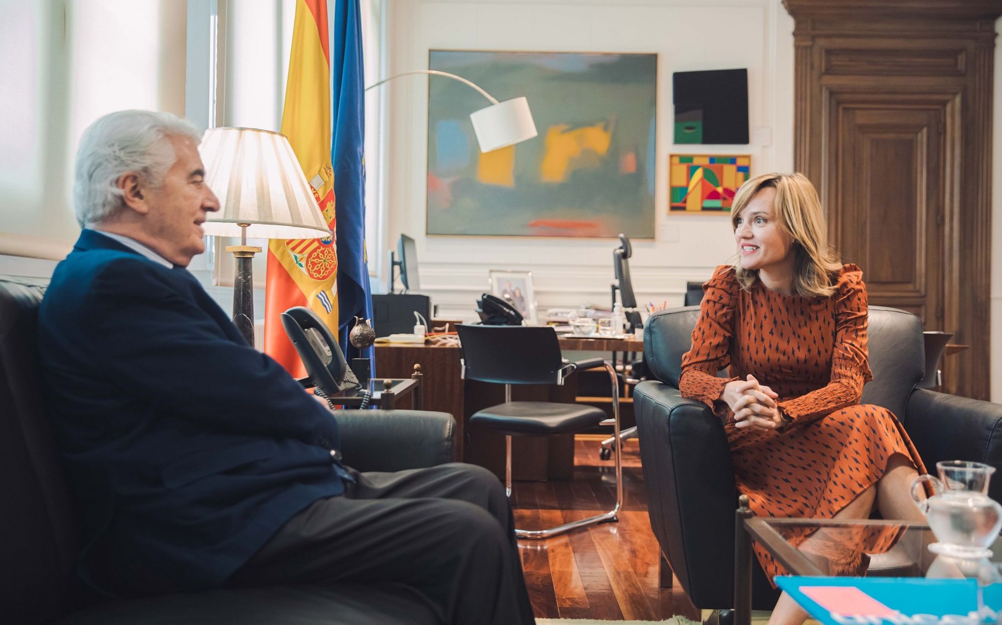 La ministra Pilar Alegría con el presidente de UNICEF España
