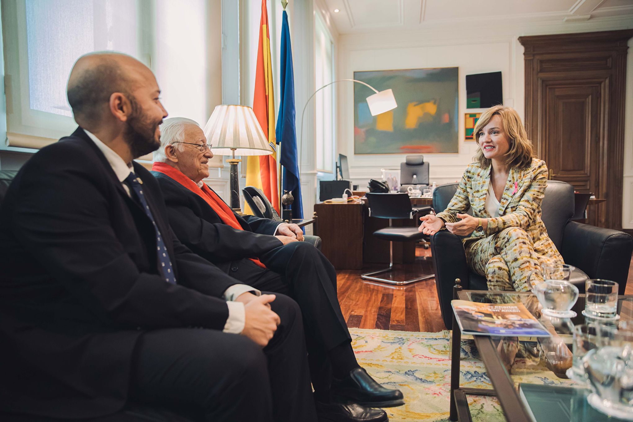 La ministra Pilar Alegría con el Padre Ángel