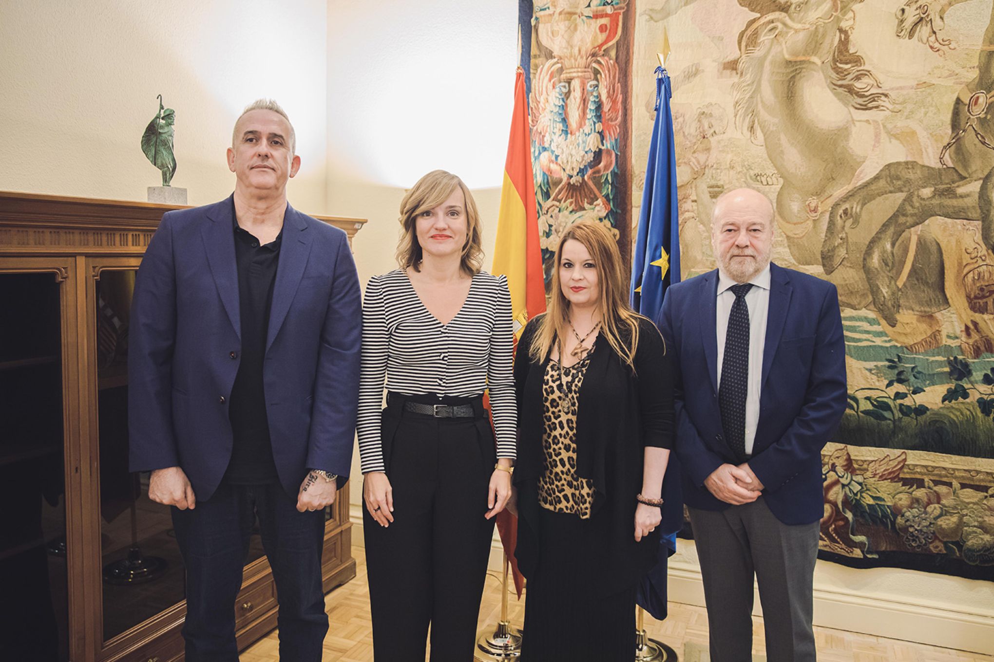 La ministra Pilar Alegría y el secretario de Estado de Educación, José Manuel Bar, con María José López y José Manuel López, padres de Kira