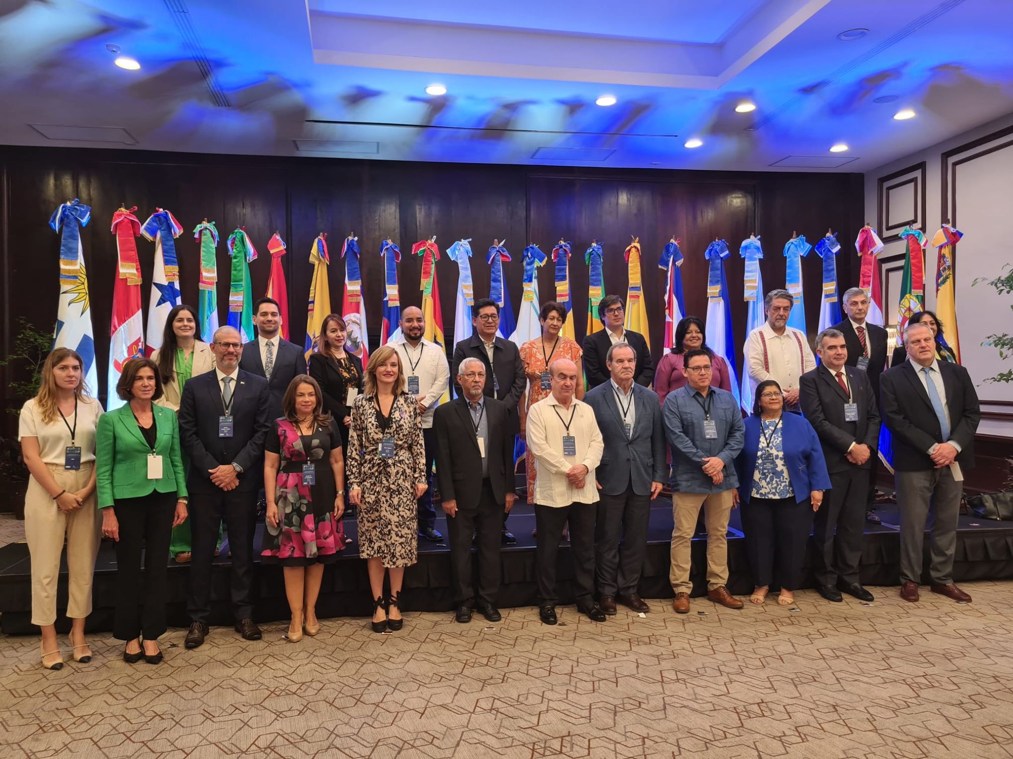 Foto de familia de los participantes en la Asamblea General de la OEI