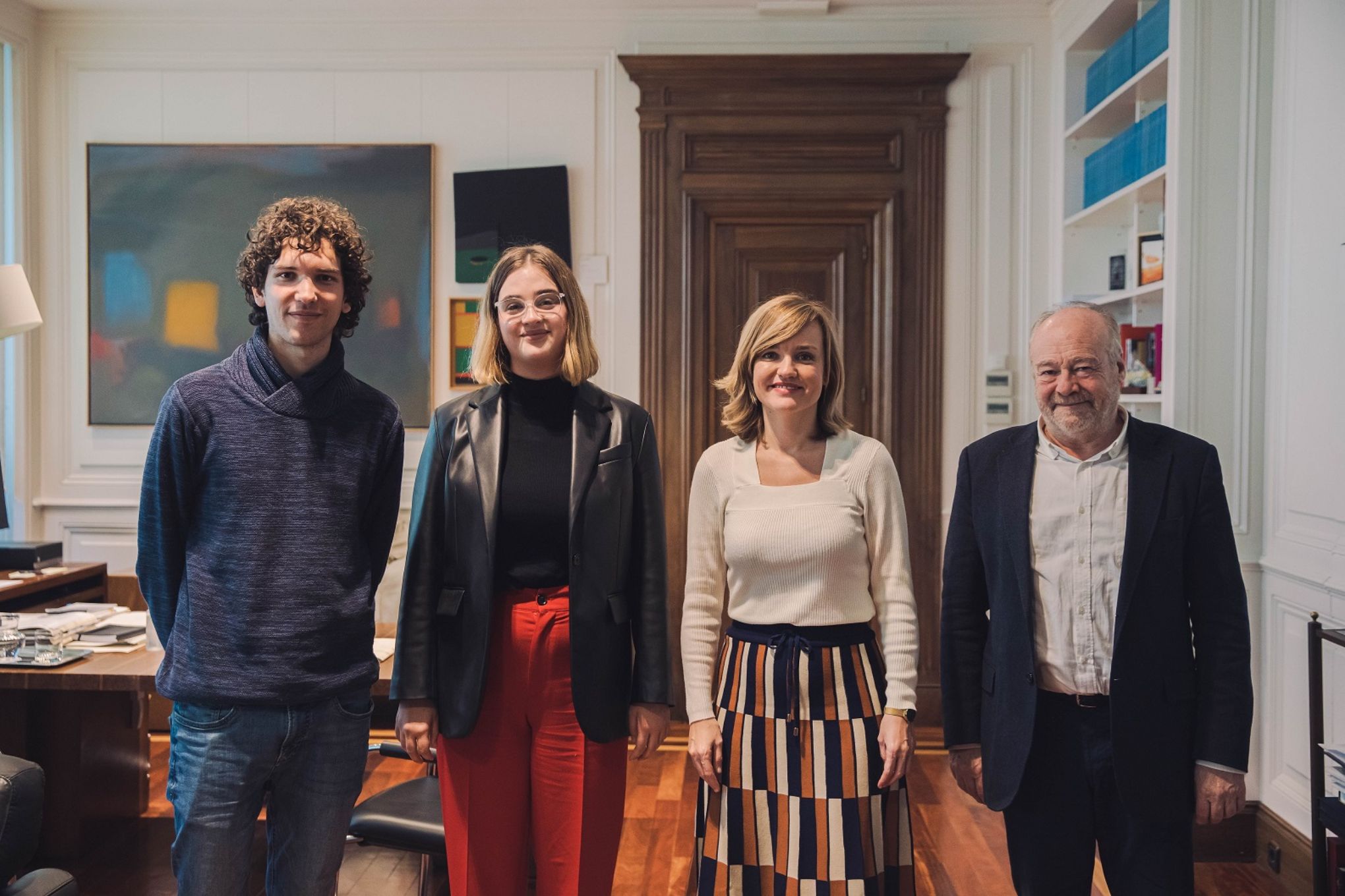 La ministra Pilar Alegría con la presidenta del Consejo de la Juventud, Andrea González Henry