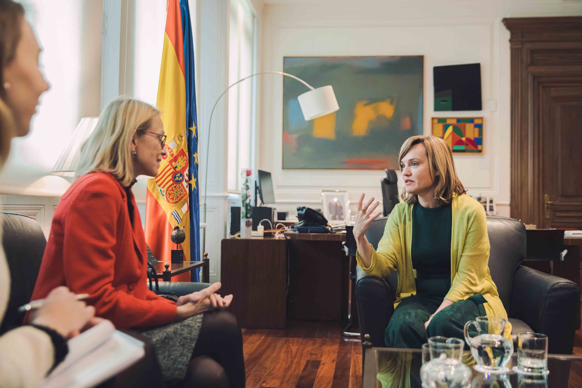 La ministra de Educación y Formación Profesional con la embajadora alemana