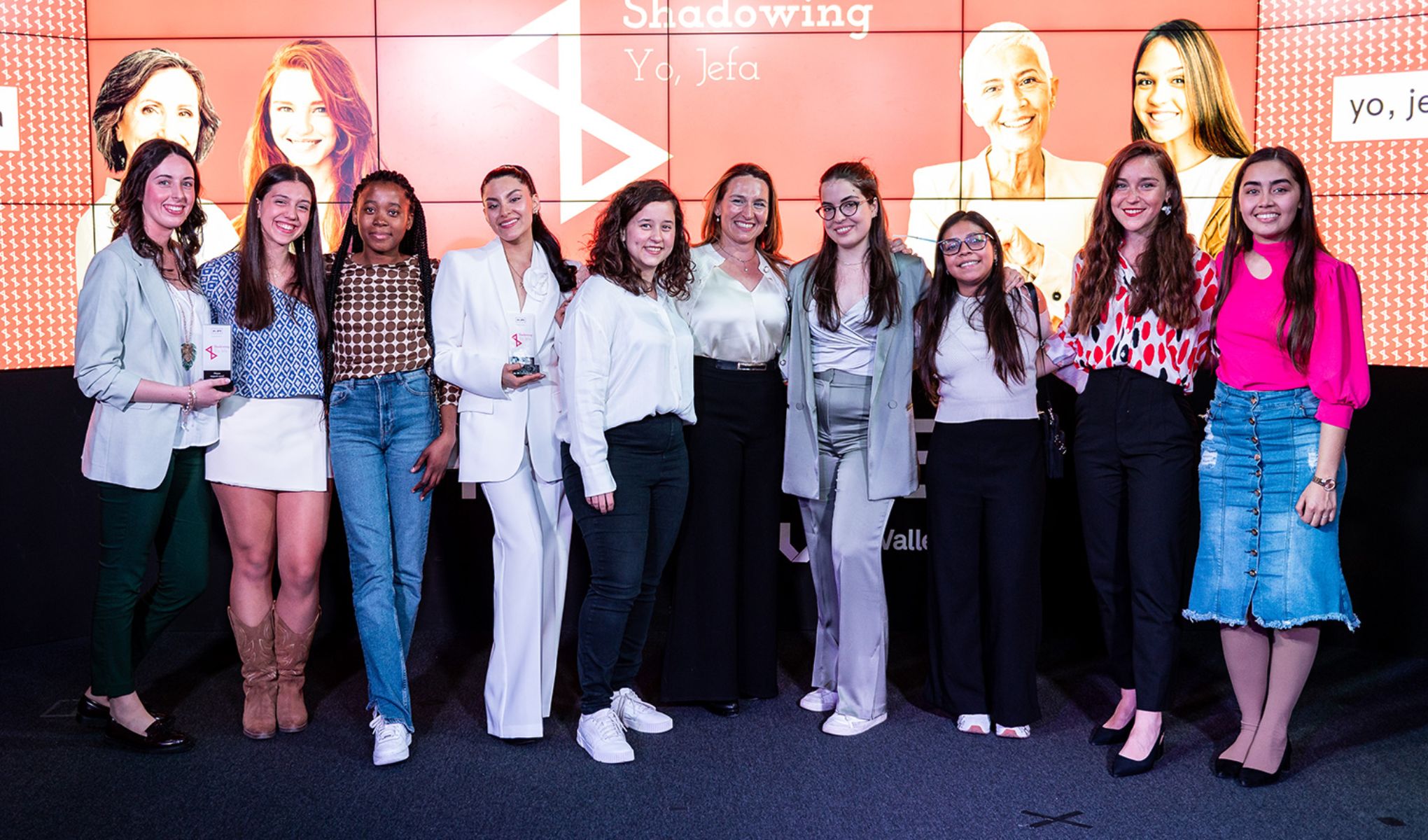 Mónica Domínguez con las participantes en el Shadowing 'Yo, Jefa'