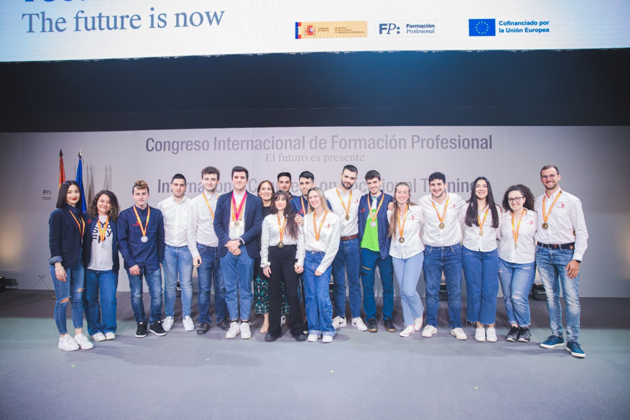 La secretaria general de FP con los medallistas de SpainSkills 2022