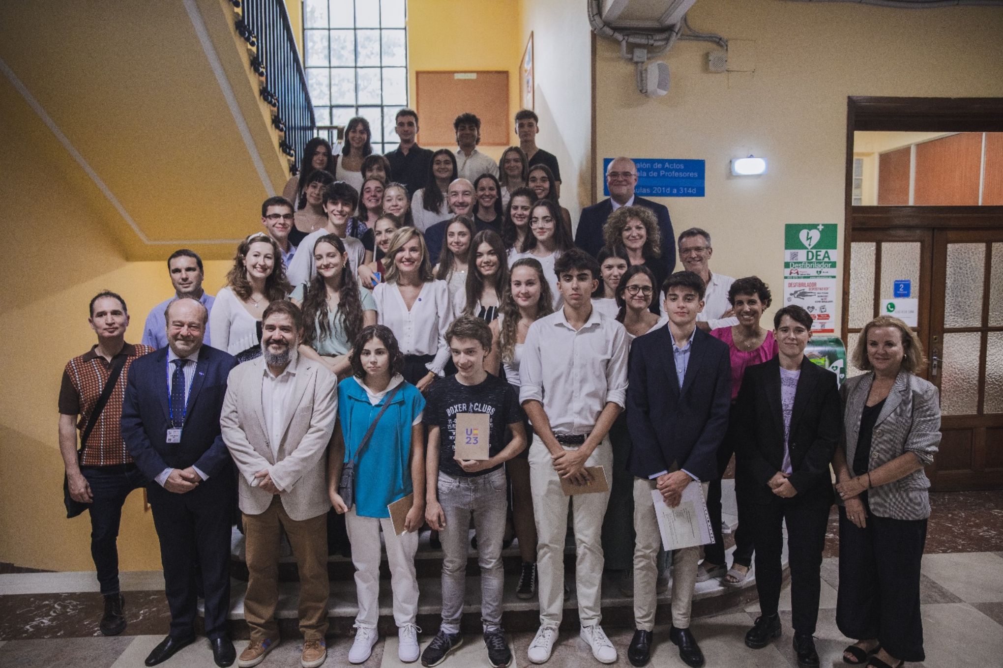 Pilar Alegría con los alumnos y alumnas del IES Miguel Catalán de Zaragoza