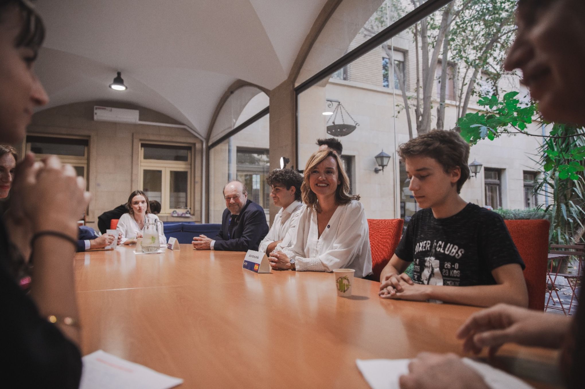 Pilar Alegría en la mesa redonda con alumnos y alumnas del IES Miguel Catalán de Zaragoza