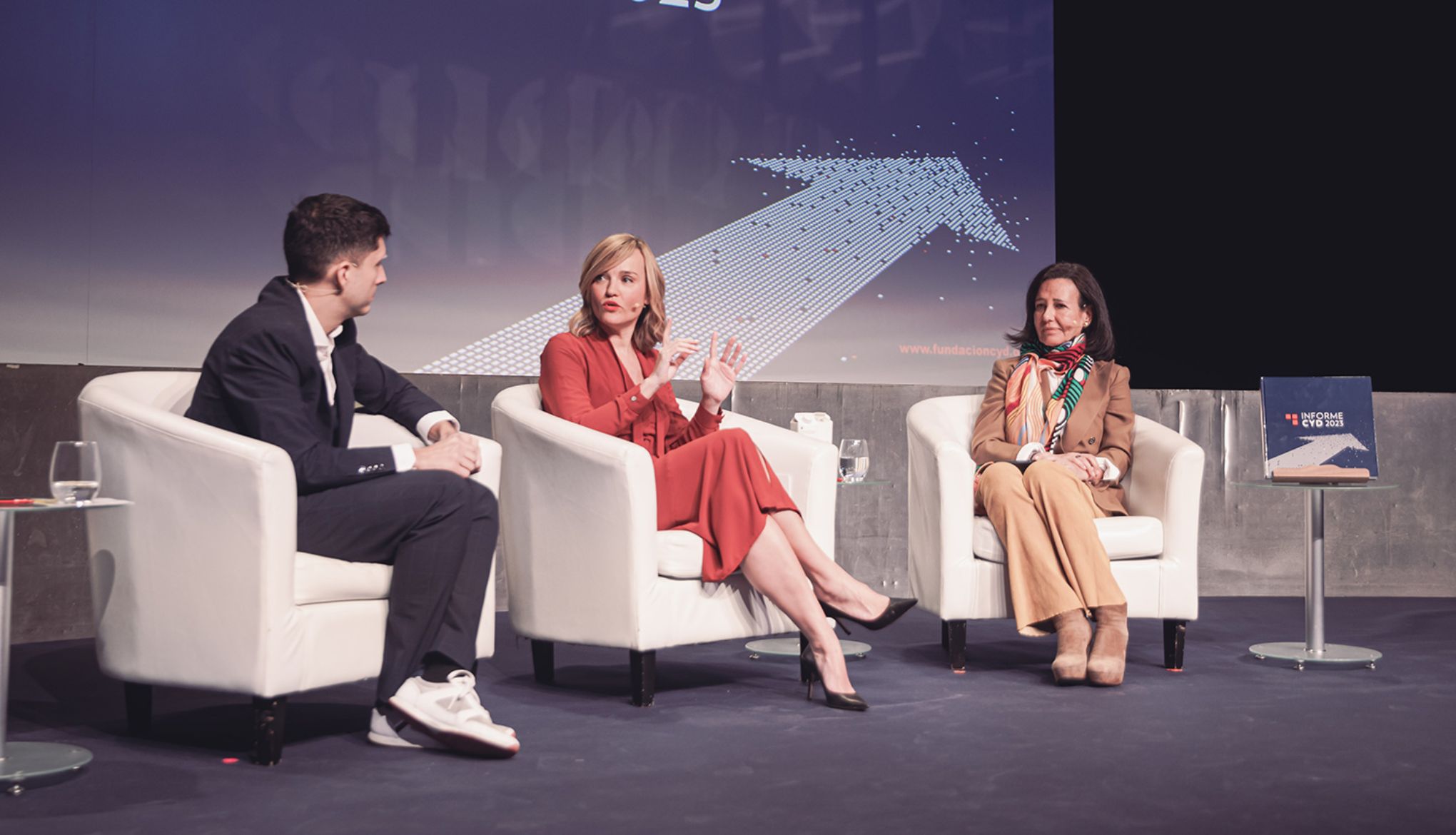 La ministra Pilar Alegría y la presidenta del Banco Santander, Ana Patricia Botín, durante el ato
