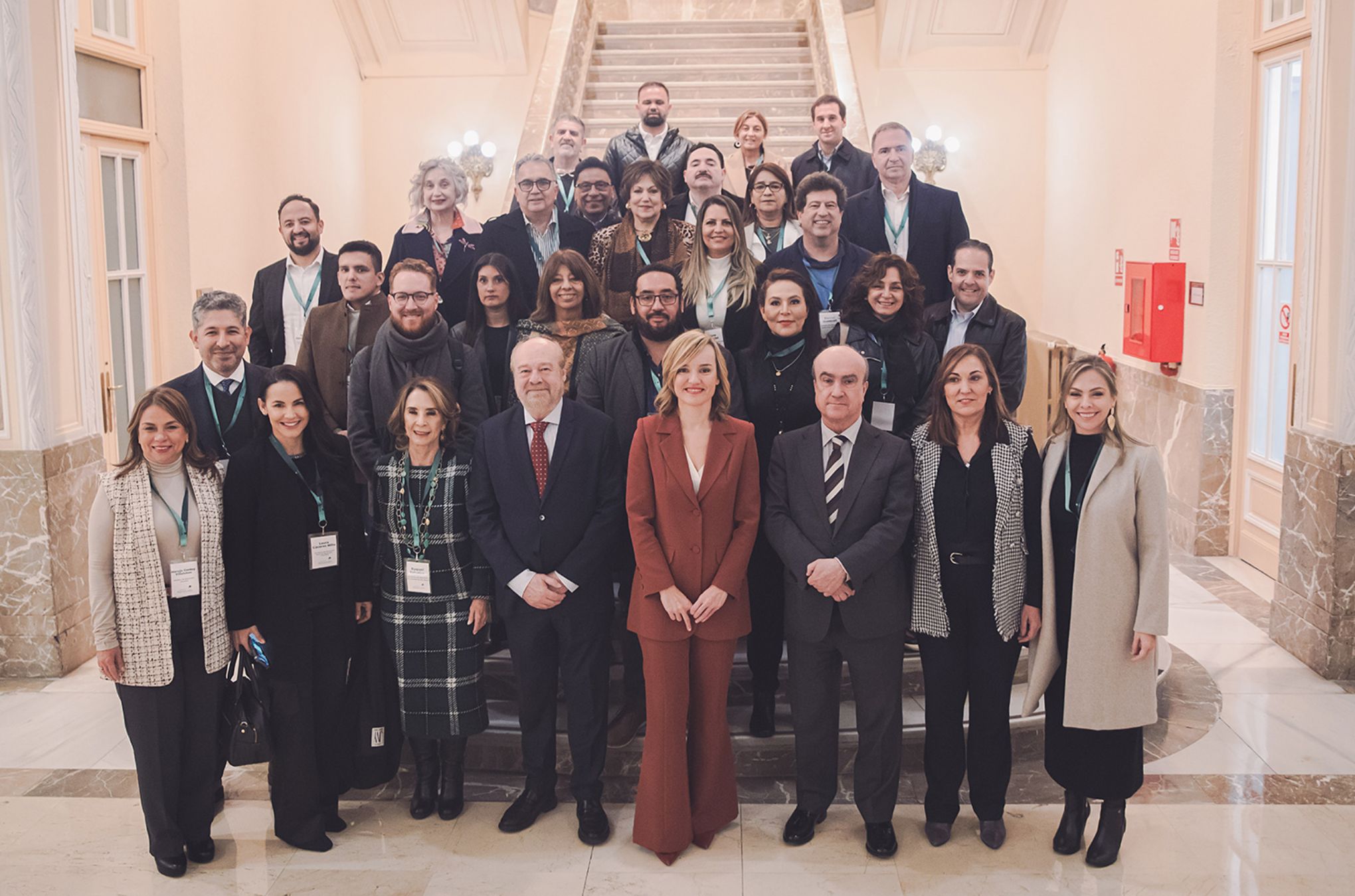 La ministra Pilar Alegría, con los representantes de la Comunidad Araucaria
