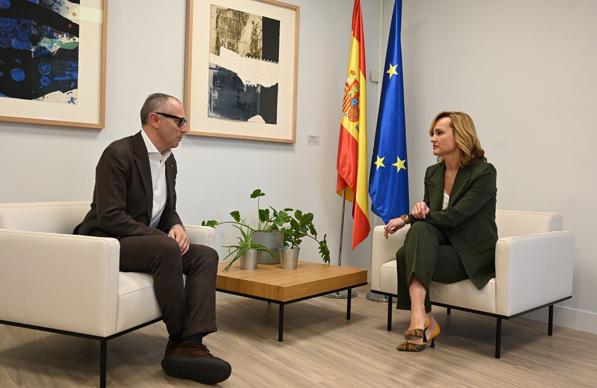 La ministra de Educación, Formación Profesional y Deportes, Pilar Alegría, y el presidente y CEO de la Fórmula 1, Stefano Domenicali