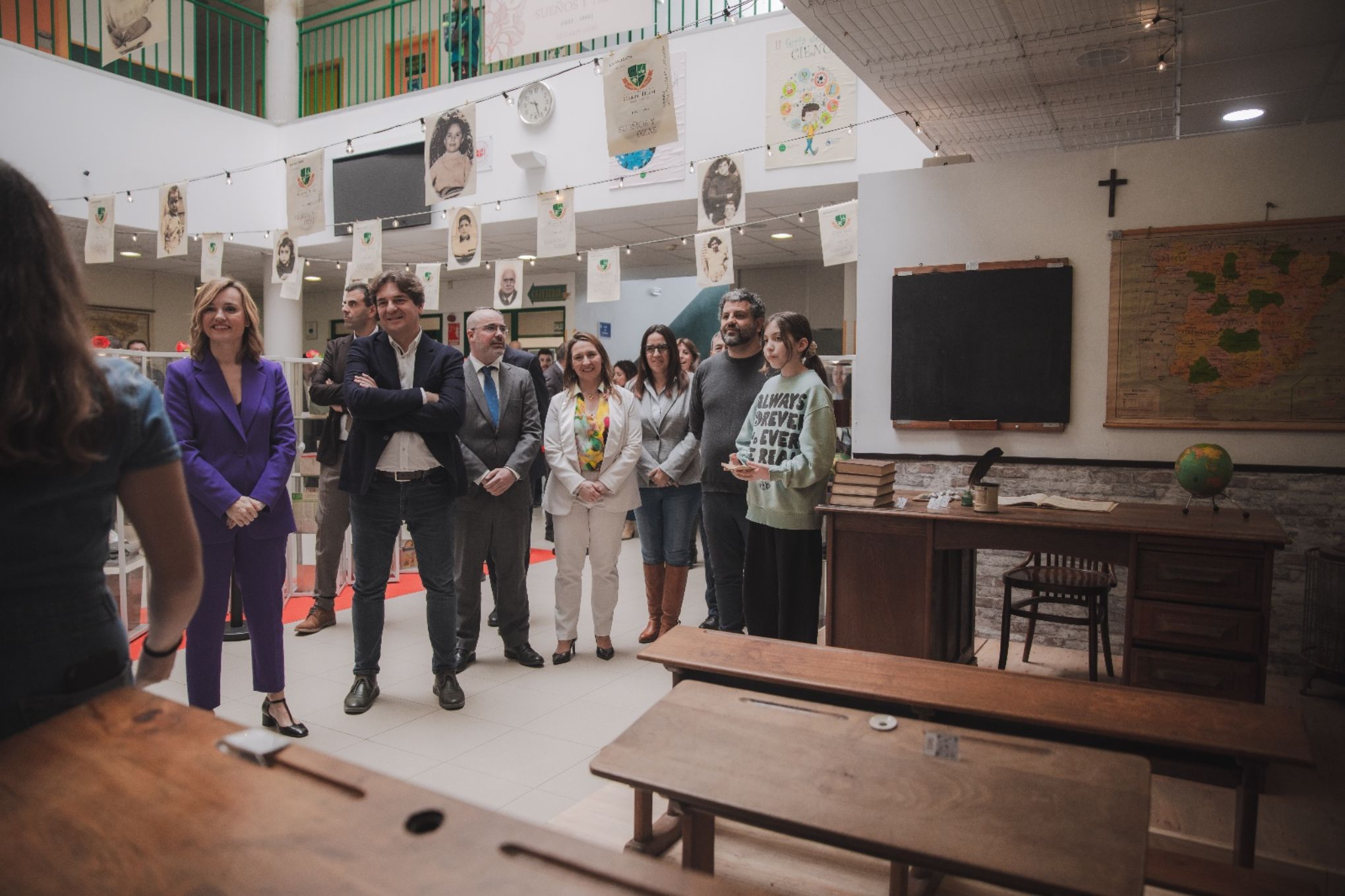 Alegría visita la exposición ‘Sueños y tizas’ en el IES Carpe Diem de Fuenlabrada (Madrid)