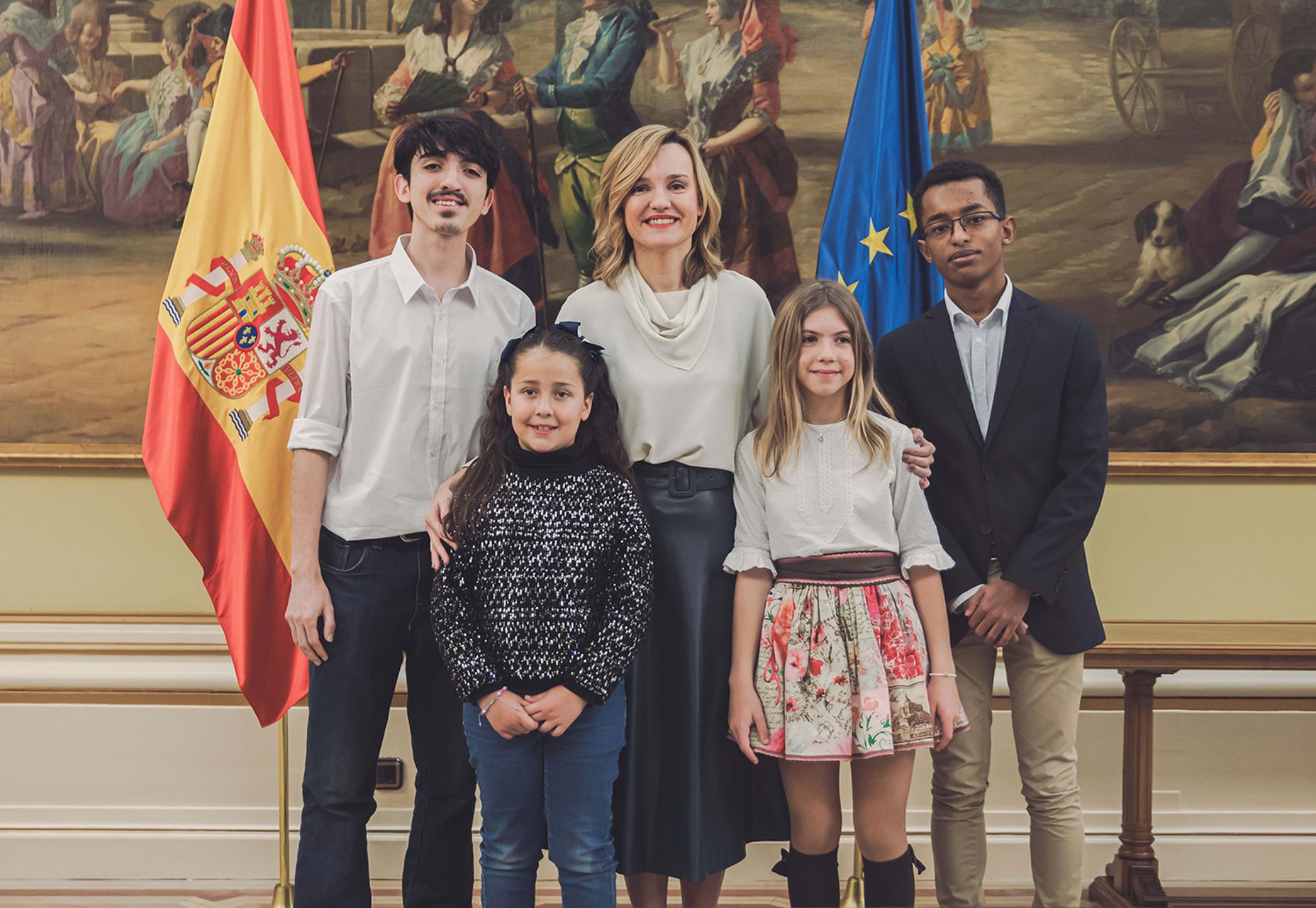 Foto de familia de la ministra con los alumnos premiados