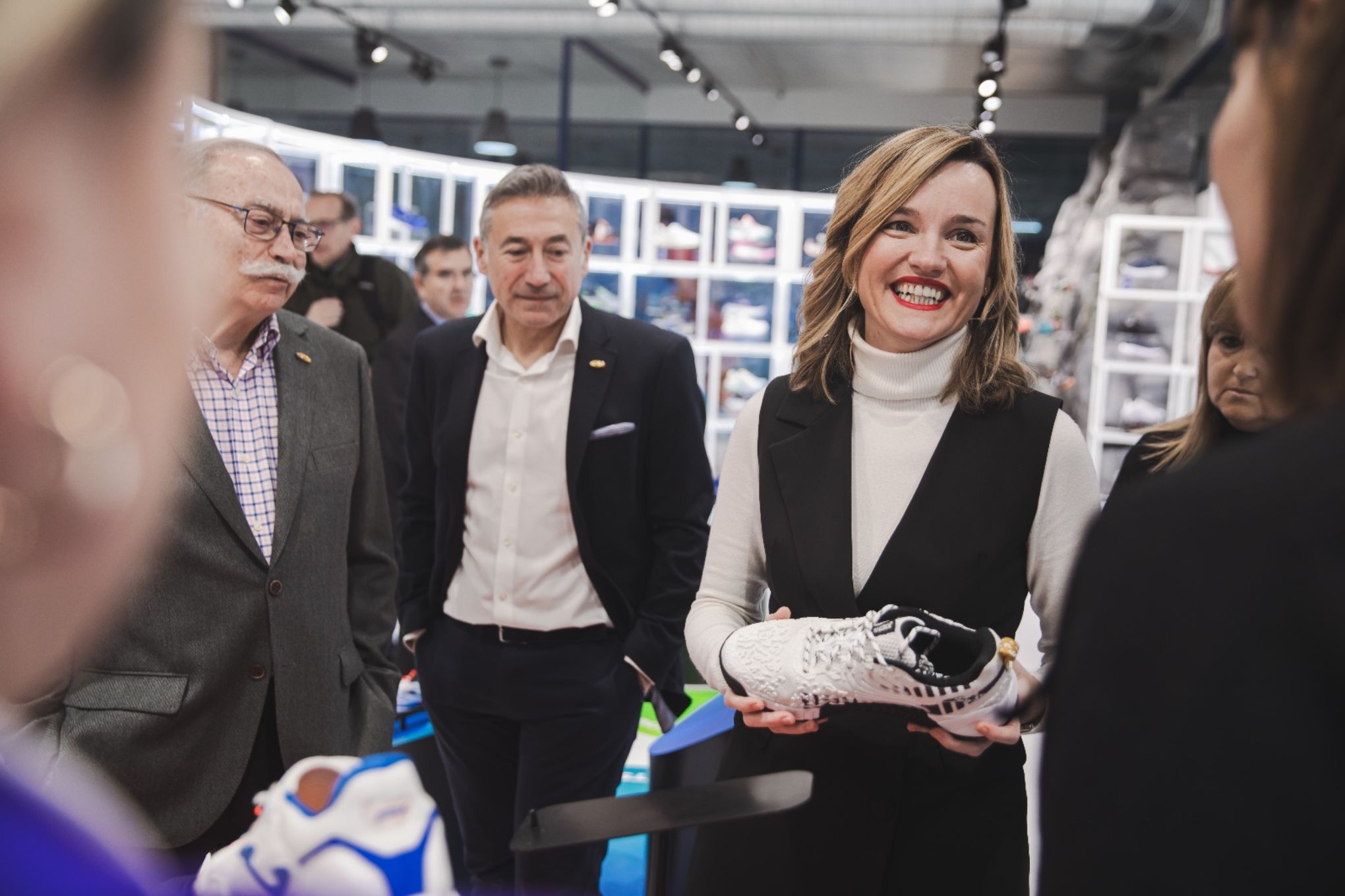 Pilar Alegría visita la fábrica central de Joma, patrocinador del Comité Olímpico Español