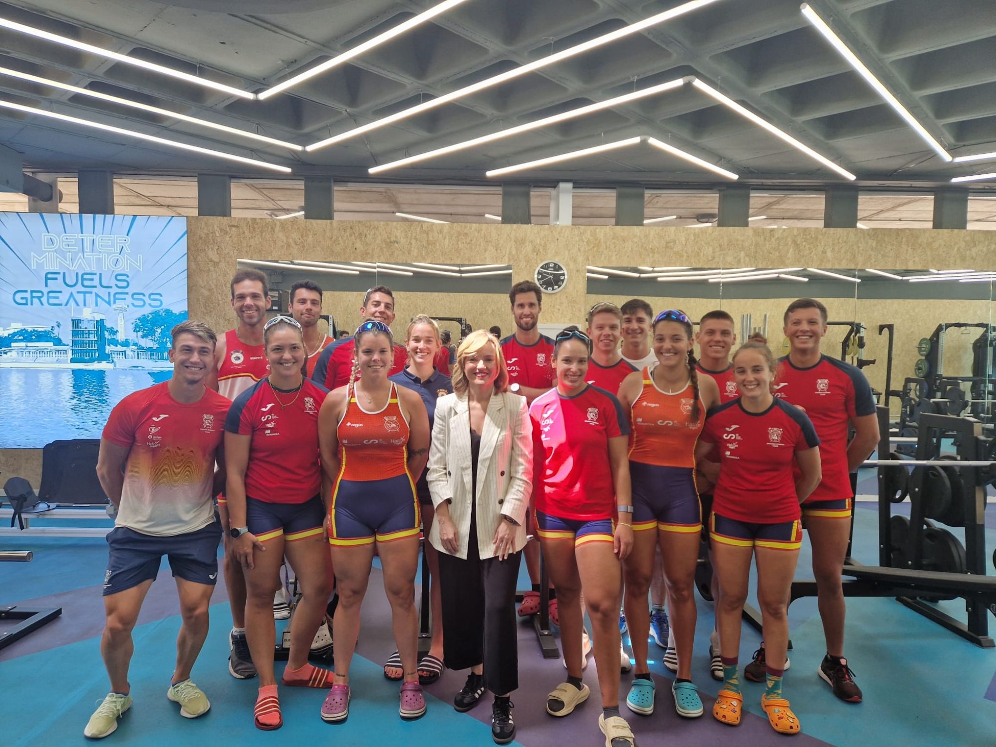 Pilar Alegría visita el Centro Especializado de Alto Rendimiento de Remo y Piragüismo ‘La Cartuja’ de Sevilla