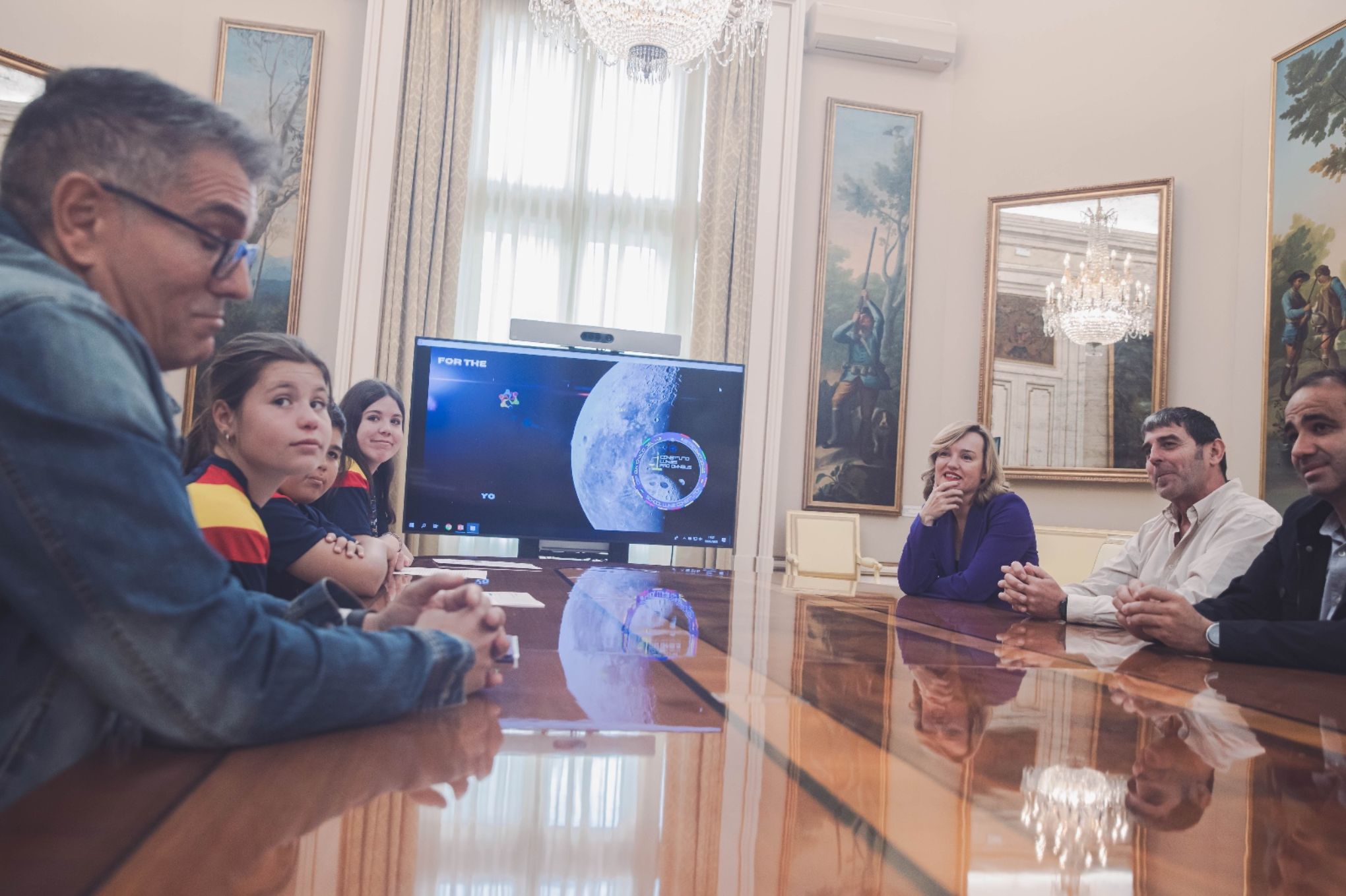 Pilar Alegría recibe al CEIP San Ignacio del Viar de Alcalá del Río (Sevilla), cuyos alumnos han creado la primera Constitución Escolar Lunar