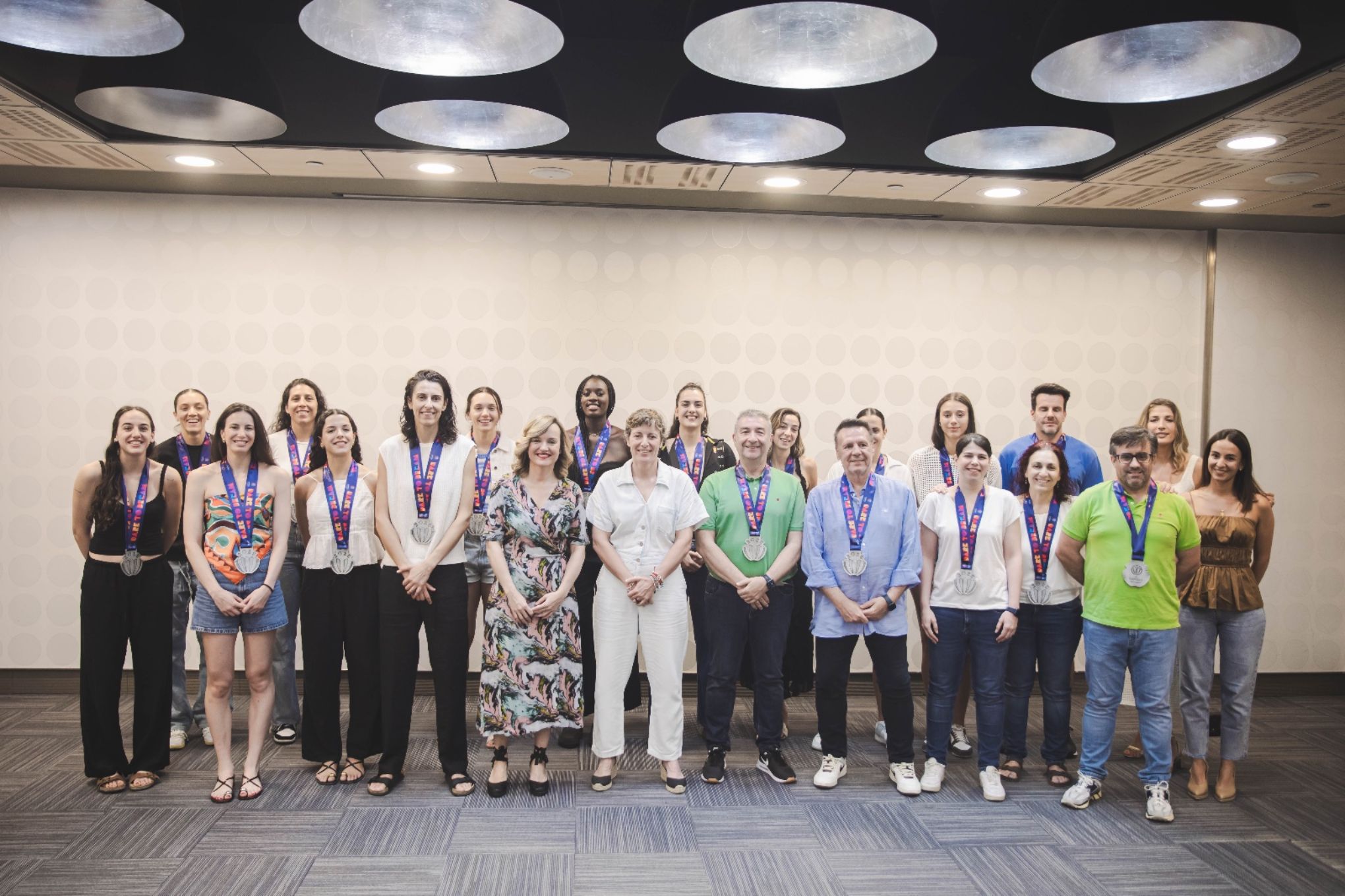 Pilar Alegría felicita a la selección femenina de baloncesto por su plata en el Eurobasket