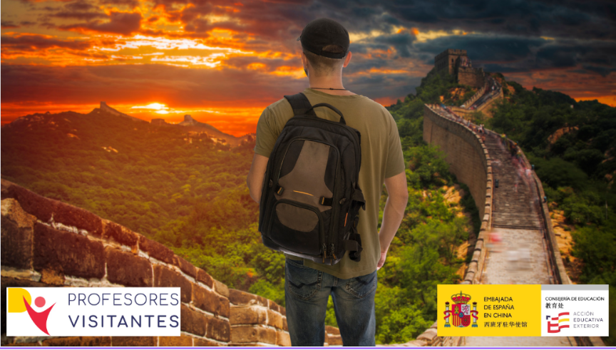 Joven con mochila en la Gran Muralla