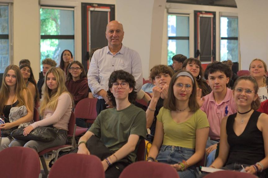 Julio Palomino con los alumnos de la SIE de París
