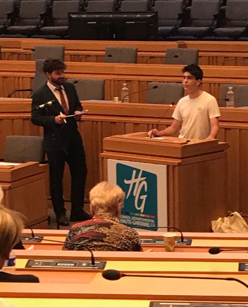 Nuestro alumno Charles Mathon recogiendo su premio.