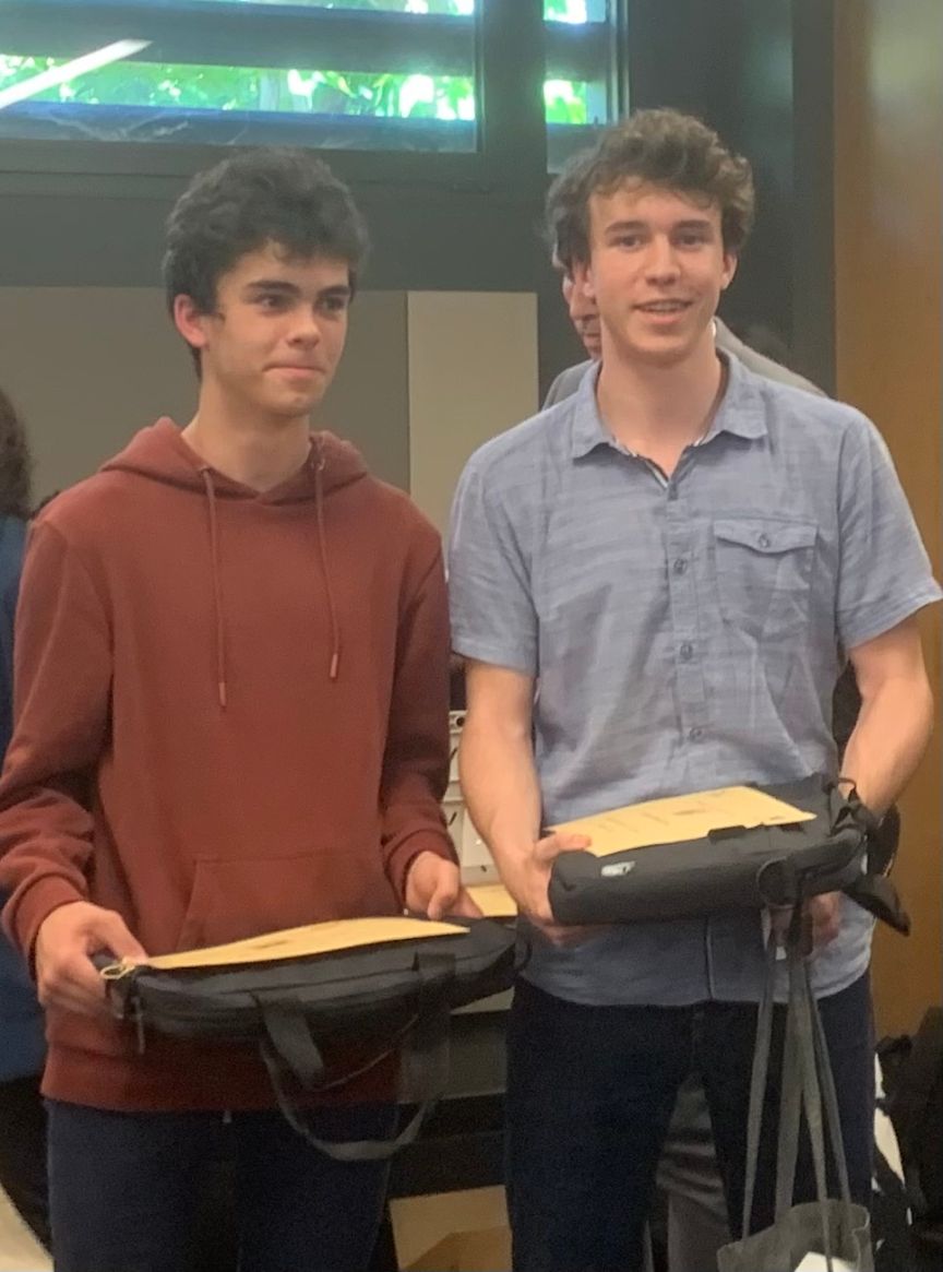 Itza a la derecha de la imagen recogiendo uno de sus muchos premios.