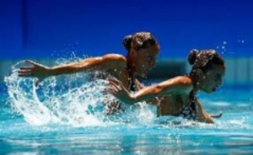 dos nadadoras de natación sincronizada