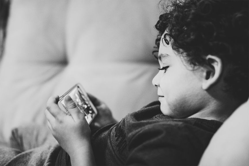 Fotografía en blanco y negro de niño con teléfono