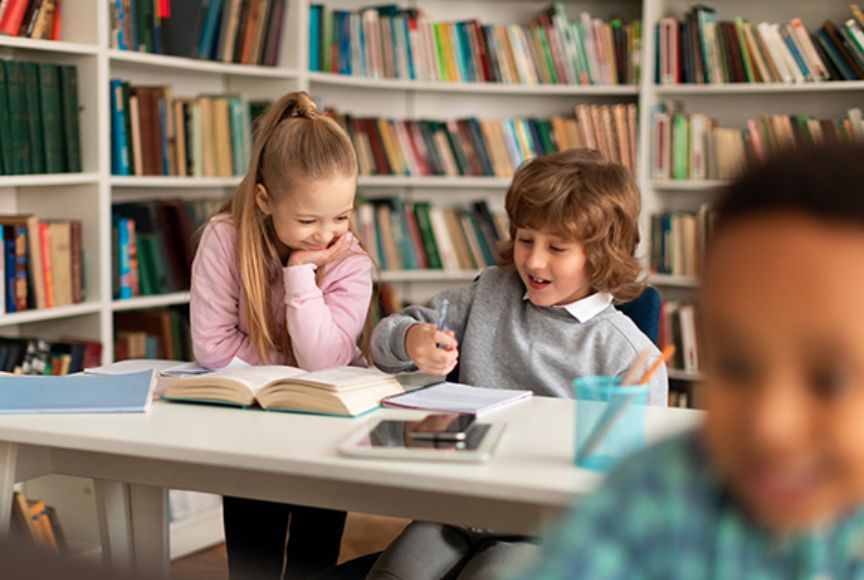 Foto de nños leyendo en la escuela