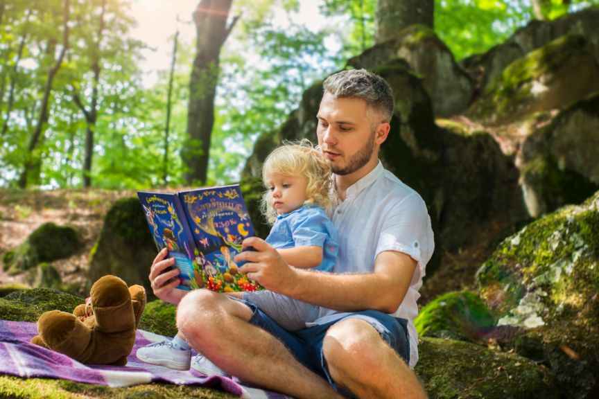 Padre leyendo a hijo