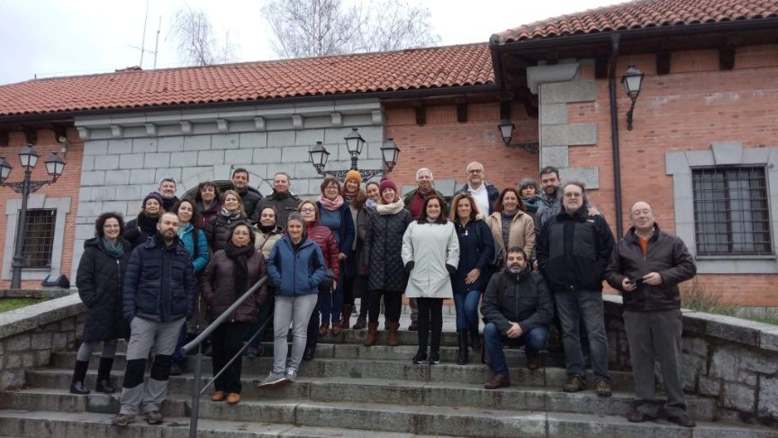 foto participantes en la fachada de la sede del seminario