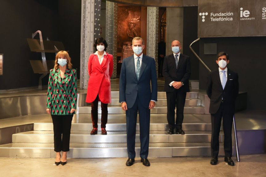 El rey Felipe VI, la ministra Pilar Alegría, y otras autoridades en Enlighted. Foto: Casa Real
