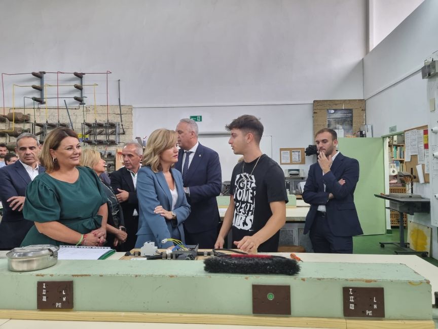 La ministra Pilar Alegría visita el IES Virgen del Carmen de Puerto Real