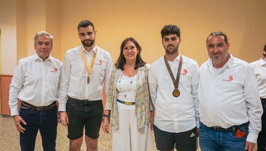 La secretaria general de Formación Profesional, Clara Sanz, con los medallistas españoles Garikoitz Mujika y Mateo Rubal