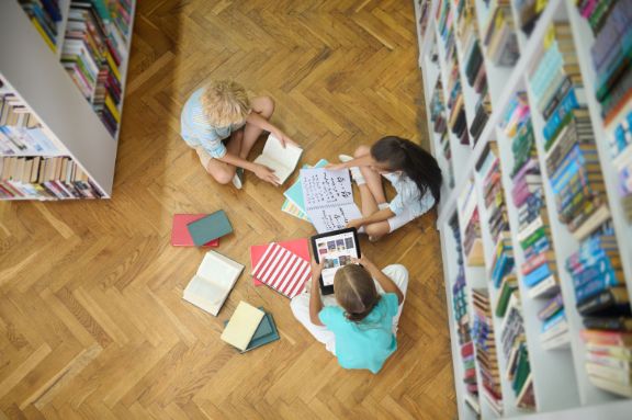 Biblioteca escolar con niños
