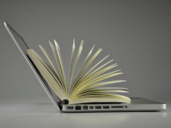 Portátil y libro