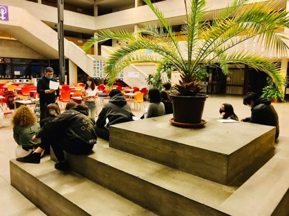 El alumnado esuchando al arquitecto Álvaro Varela en el aula de l'Élysée